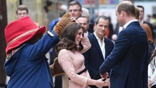 Kate Middleton dança com mascote em evento de caridade em Londres