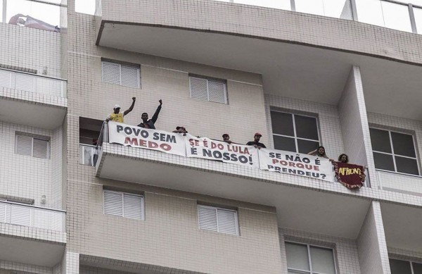 MTST e Povo Sem Medo ocupam tríplex do Guarujá, atribuído a Lula