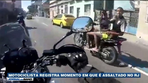 Com câmera no capacete, motociclista é vítima de assalto e filma criminosos
