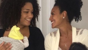 Juliana Alves e Sheron Menezzes tiram foto juntas ao lado dos filhos
