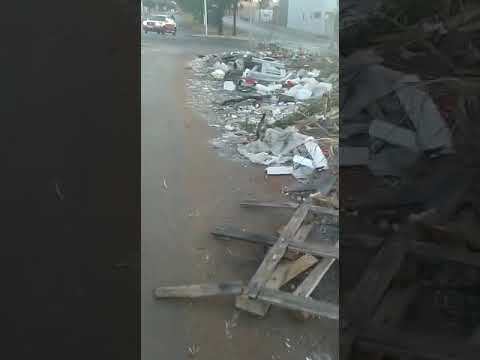 Moradora do Parque Ribeirão Preto reclama de lixo e entulho em avenida