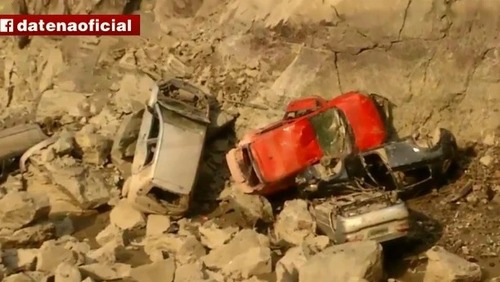 Carros surgem em pedreira abandonada após diminuição do nível de água