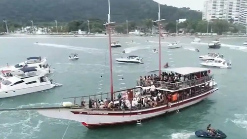 Marinha acaba com festa clandestina no mar do Guarujá