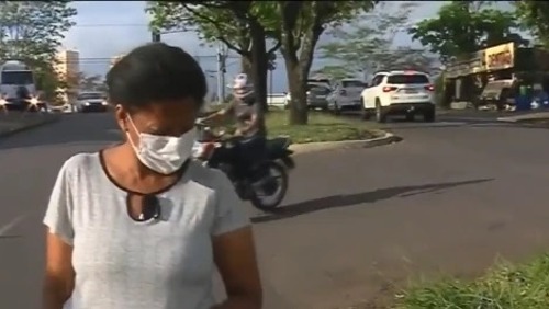Mulher encontra carteira com R$ 1,3 mil e faz de tudo para localizar o dono