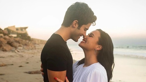 Demi Lovato termina noivado com Max Ehrich, diz revista