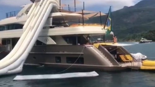 Luciano Huck é flagrado em iate de R$ 35 milhões com a família em Angra dos Reis