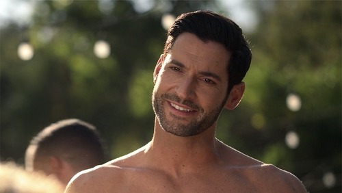 "Senti o mundo desmoronar", afirma Tom Ellis sobre a fim da série "Lucifer"