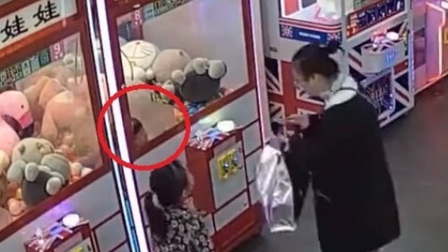 Menina de 4 anos fica presa em máquina de ursos de pelúcia na China