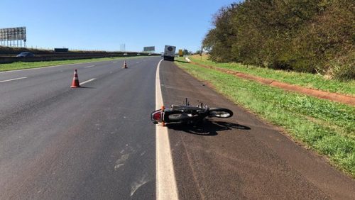 Motociclista fica ferido após colisão com caminhão na Rodovia Anhanguera