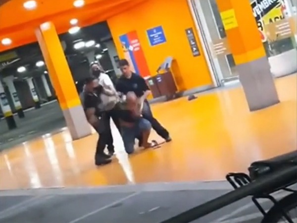 Pai de homem negro espancado e morto em supermercado acusa seguranças de racismo