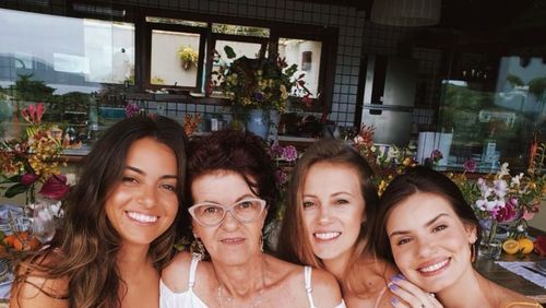 Camila Queiroz faz tatuagem junto com a mãe e as irmãs