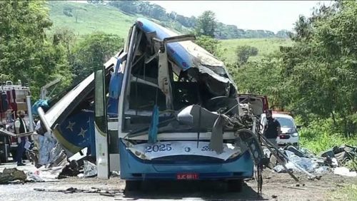 Acidente entre ônibus e carreta deixa 41 mortos no interior de SP
