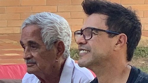 Zezé Di Camargo toca sanfona e comove o Brasil durante despedida do pai