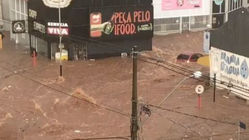 Temporal alaga ruas do Centro de São Carlos e veículos são arrastados pela água
