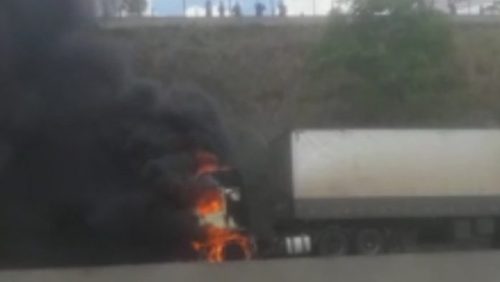 Caminhão pega fogo na Rodovia Anhanguera, em Cravinhos