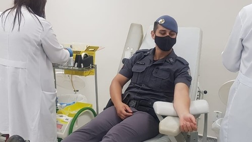 Policiais militares doam sangue para vítimas de acidente em Taguaí