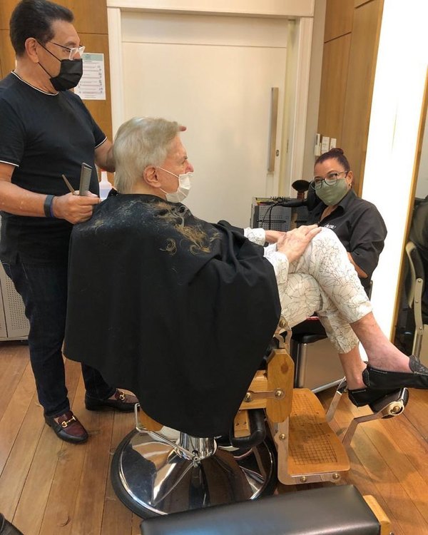 Silvio Santos muda o visual no salão do amigo Jassa