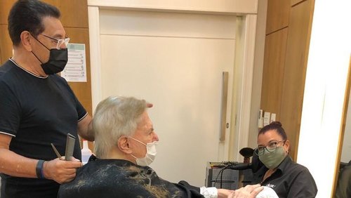 Silvio Santos muda o visual no salão do amigo Jassa