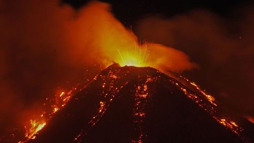 Vulcão Etna entra em erupção