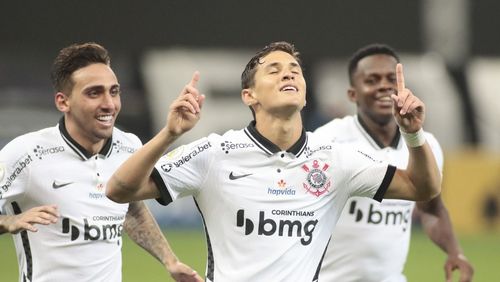 Corinthians passa fácil por Sport e sobe para oitava posição