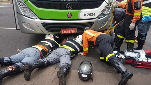 Motociclista fica ferido após parar debaixo de ônibus em acidente na zona Norte de Ribeirão Preto
