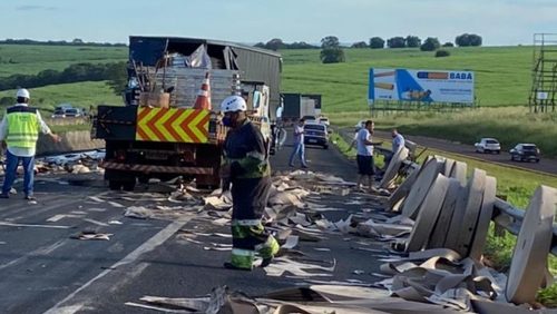 Acidente envolvendo três carretas deixa um morto na Rodovia Anhanguera, em Ribeirão Preto