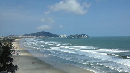 Mesmo em fase vermelha, cidades do litoral de São Paulo vão manter praias abertas