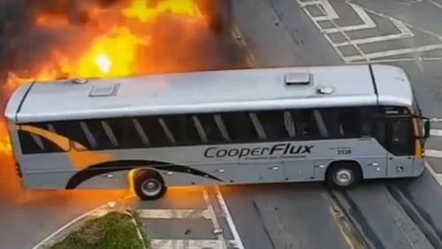Motorista morre após acidente entre caminhão, carro e ônibus no Paraná