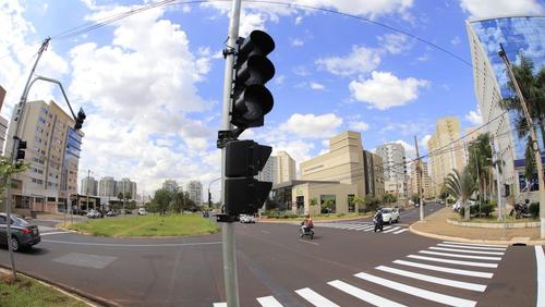 Novo semáforo entra em operação na avenida Braz Olaia Acosta