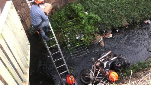 Motociclista cai em córrego na zona Oeste de Ribeirão Preto