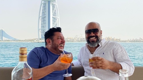 Bruno, da dupla com Marrone, publica foto em Dubai com foragido da Justiça