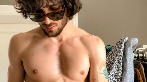Fiuk manda nudes em grupo de WhatsApp para amigos e familiares