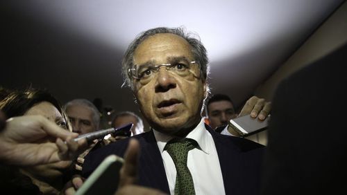Paulo Guedes critica encargos trabalhistas e cobra mão de obra barata