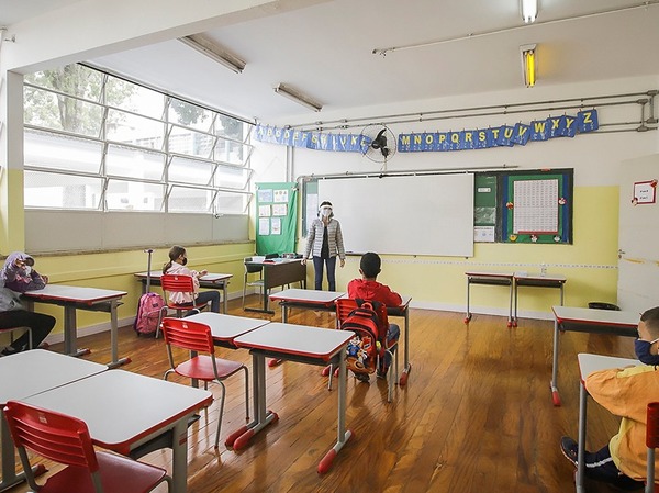 “60% das escolas estaduais devem voltar com 100% da capacidade a partir agosto”, diz secretário da Educação de SP
