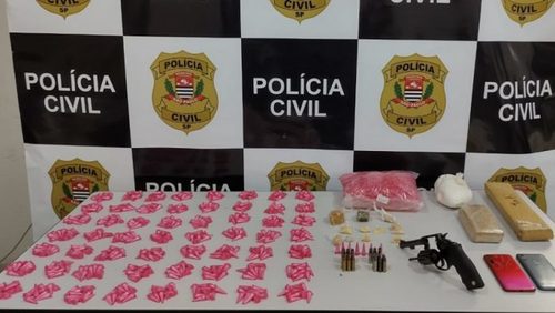 Jovem é preso com 580 porções de drogas e uma arma de fogo em Jardinópolis