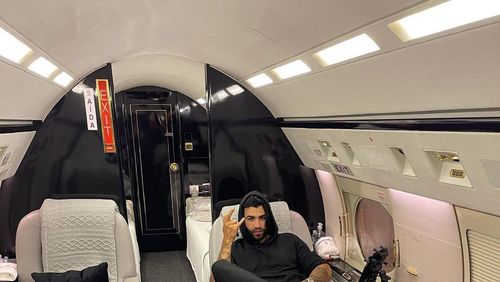 Gusttavo Lima posa em jatinho de luxo avaliado em R$180 milhões