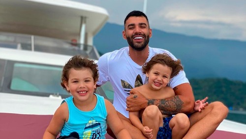 Gusttavo Lima e Andressa Suita celebram aniversário de filho em iate
