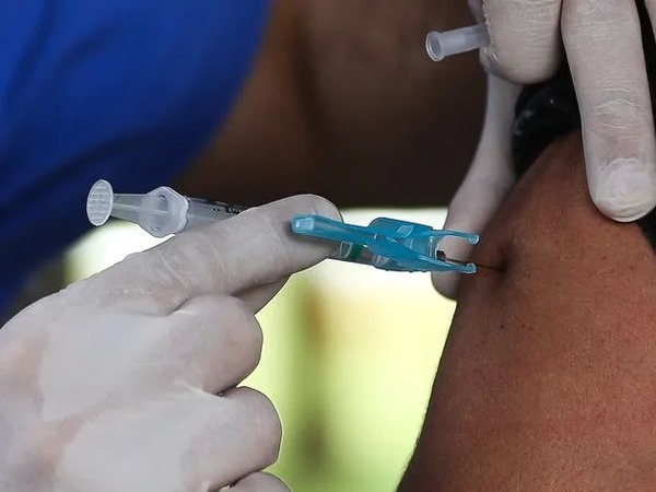 Maioria dos estados não adotará redução no intervalo entre doses da Pfizer