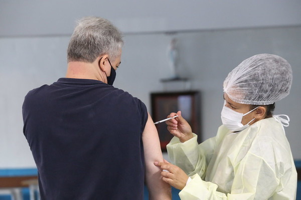SP atinge 100% de cobertura vacinal contra COVID-19 em idosos acima de 65 anos