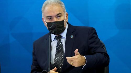 Ministro diz que efeitos adversos não podem interromper vacinação