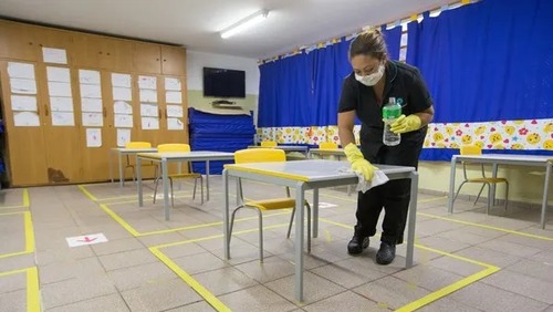 Mães contratadas por escolas estaduais de SP reclamam de atraso no pagamento