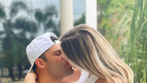 Hulk anuncia gravidez da mulher, Camila Ângelo