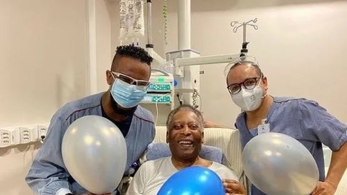 Pelé agradece equipe médica