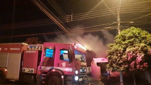 Incêndio atinge casa abandonada na zona Oeste de Ribeirão Preto