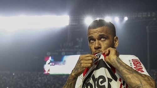 Daniel Alves anuncia que ficará sem clube até o fim do ano e diz: “não é sobre dinheiro”