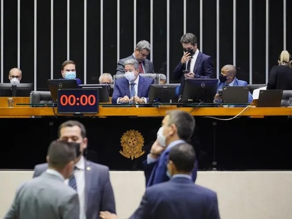 Câmara aprova texto-base de projeto que altera cobrança do ICMS sobre combustíveis