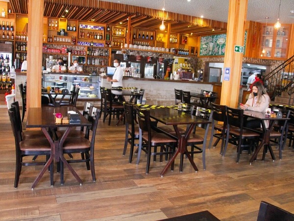 Bares e restaurantes voltam a contratar funcionários
