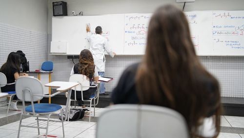 75% das escolas do estado de São Paulo vão manter revezamento presencial até novembro