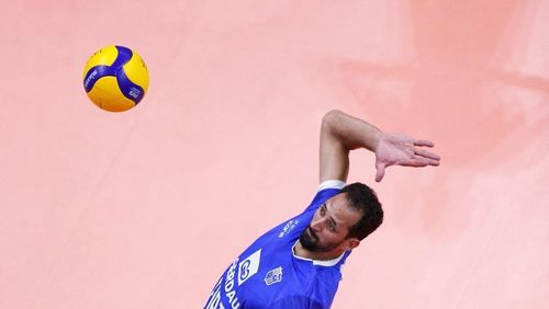 Time de vôlei afasta jogador Maurício Souza por postagem com teor homofóbico