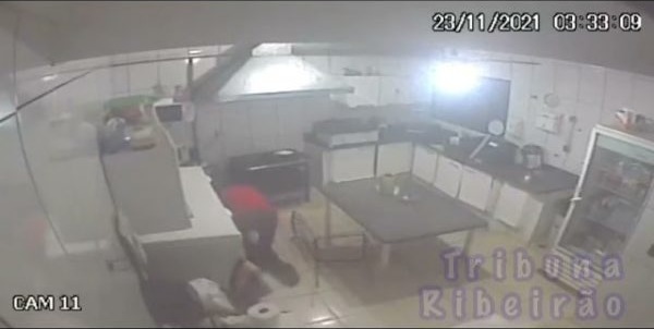 Cliente surta em motel e invade cozinha se achando perseguido